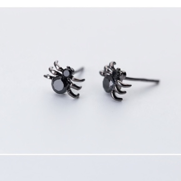 Black Spider Stud Earrings Halloween - Picture 5 of 7
